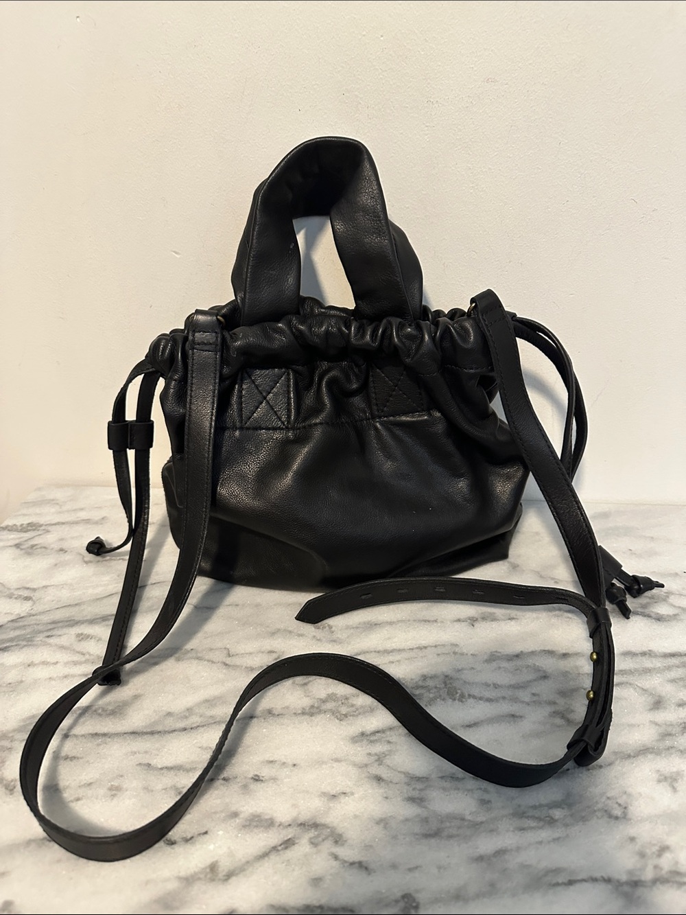 Madewell The Piazza Leather Crossbody bucket bag black leather
Bag in Black - Picture 3 of 12